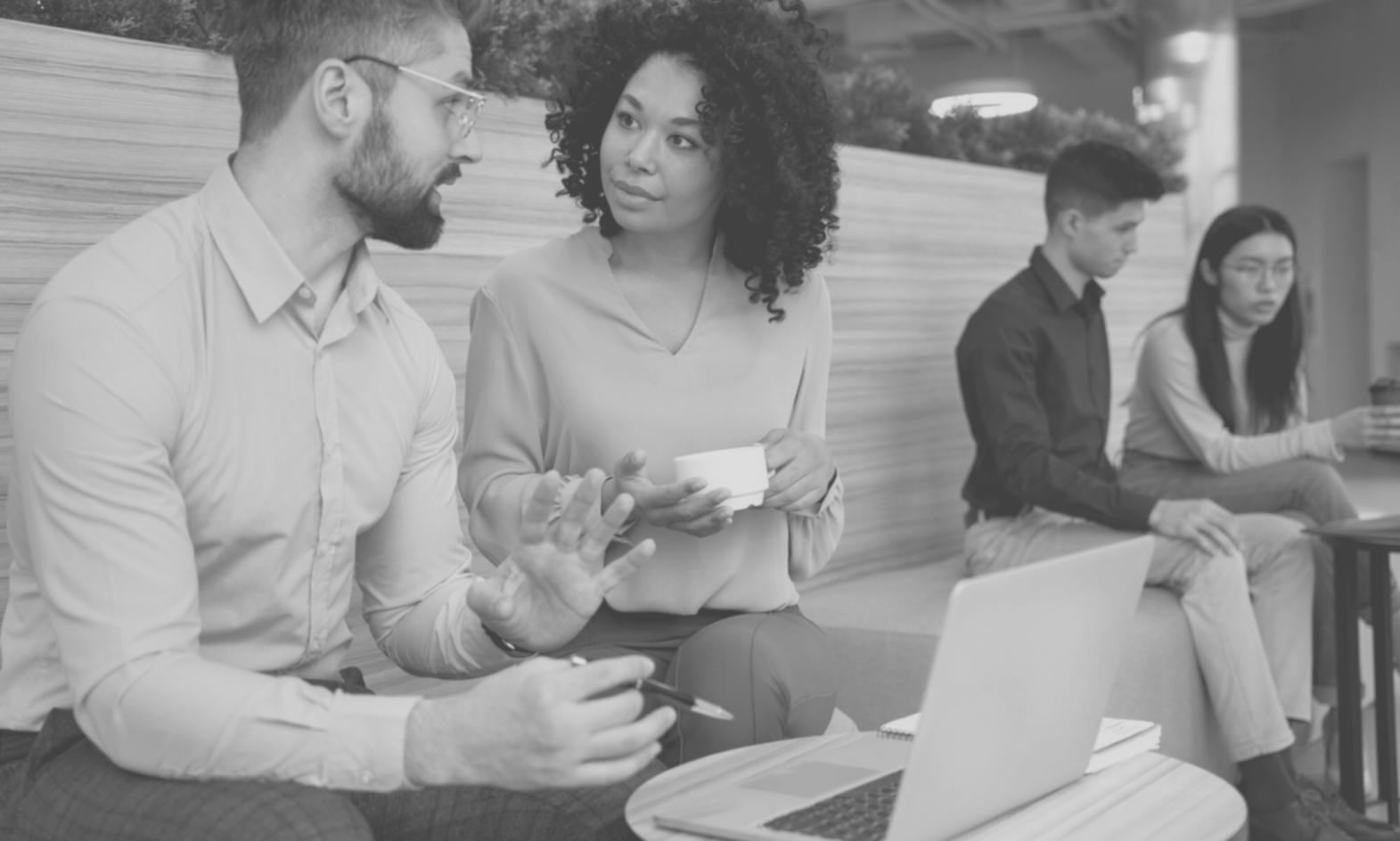 Moderner Schulungsraum für Verkaufstrainings mit interaktiver Ausstattung